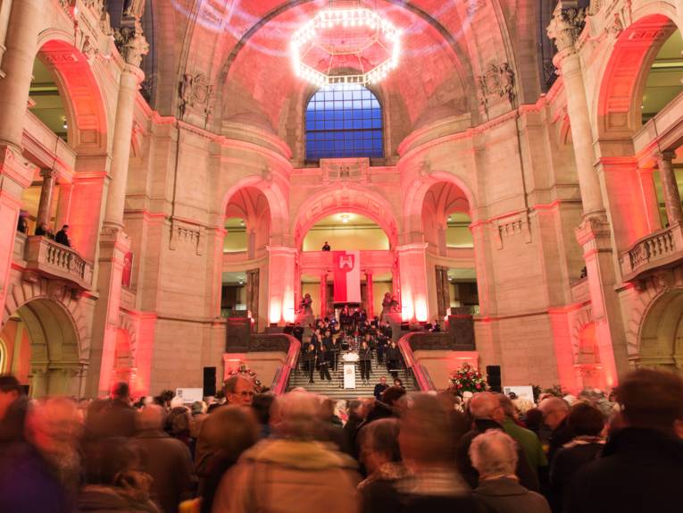 Menschen strömen in die Kuppelhalle des Neuen Rathauses