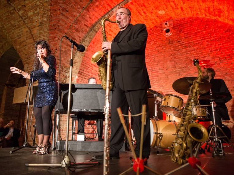 Vier Musiker auf der Bühne im Betriebskasino