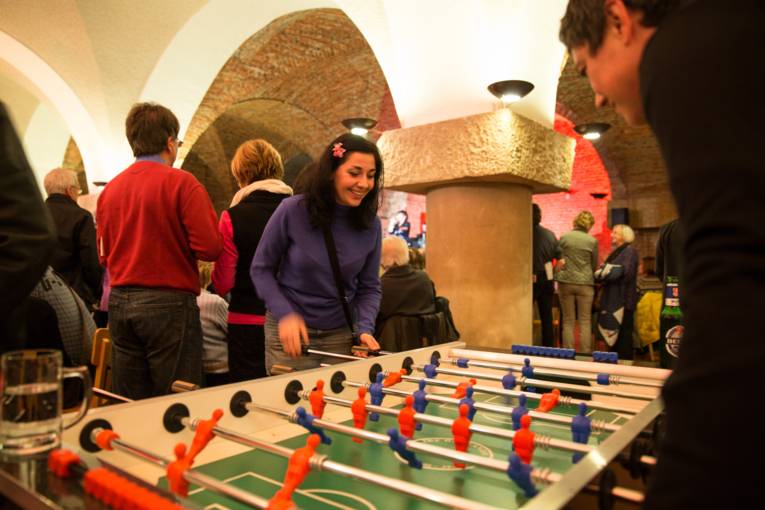 Zwei Personen an einem Krökeltisch