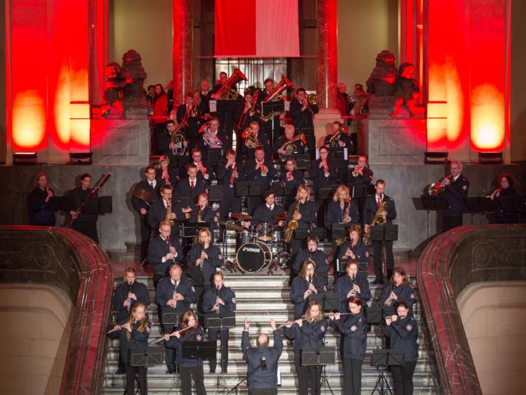 Das Blasorchester Opus 112 auf der Treppe in der Rathaushalle