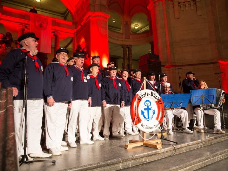 Gut ein Dutzend Chorsänger auf der Treppe in der Kuppelhalle