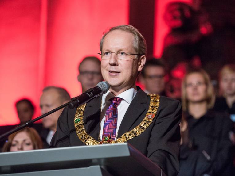 Stefan Schostok am Rednerpult in der Kuppelhalle