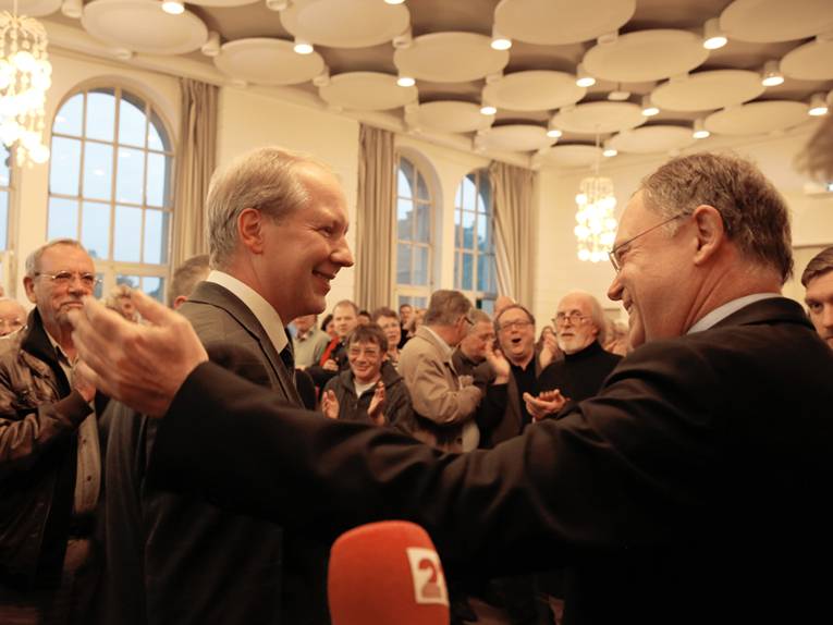 Stefan Schostok und Stephan Weil vor jubelnden SPD-Anhängern