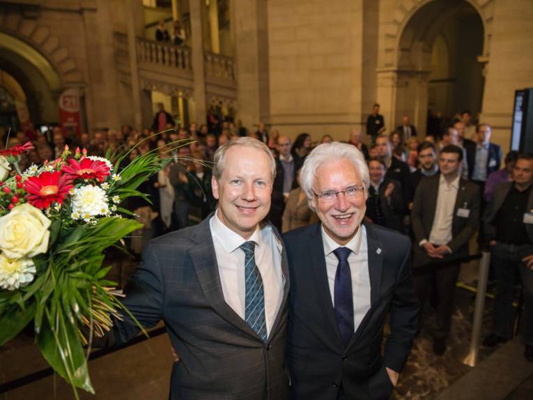 Stefan Schostok und Bernd Strauch auf der Rathaustreppe