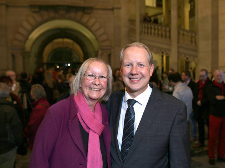 Stefan Schostok an der Seite seiner Mutter in der Rathaushalle