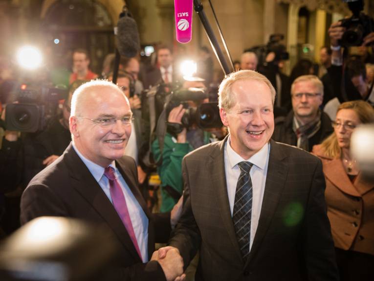 Matthias Waldraff und Stefan Schostok stehen händeschüttelnd nebeneinander