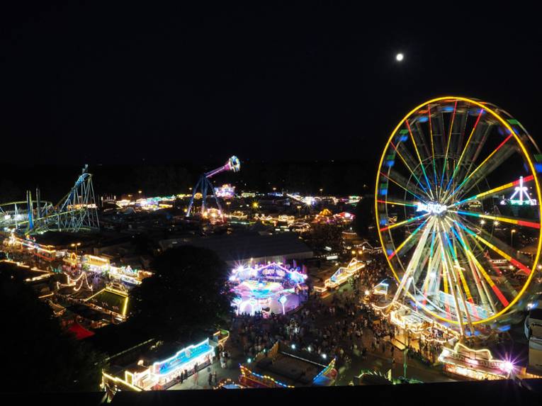 Ein Festplatz am Abend. 