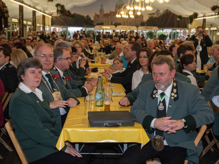 Schützen im Festzelt.