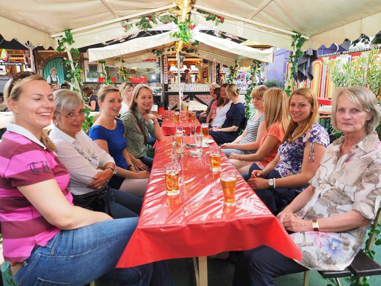 Damen an einem Tisch.