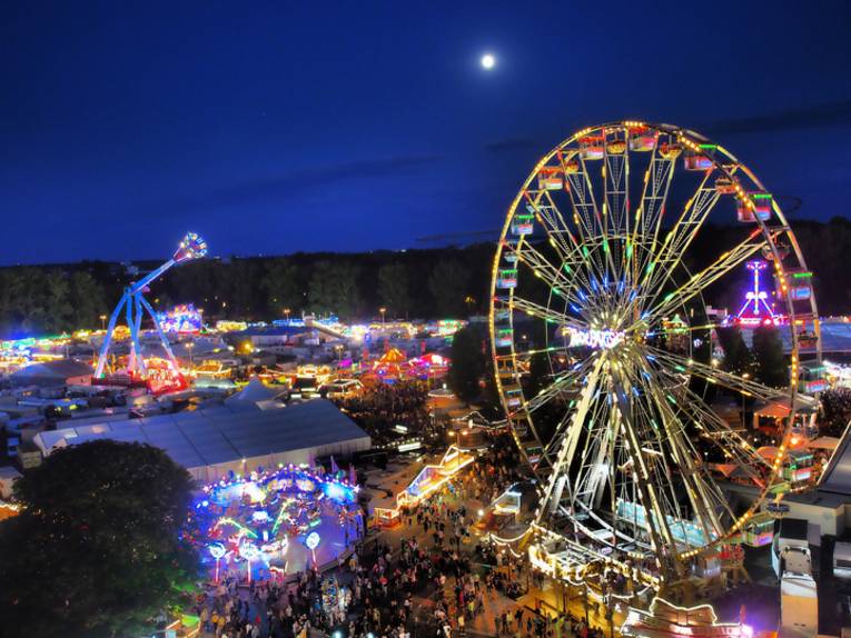 Ein Festplatz im Abendlicht. 