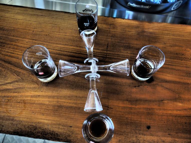 Ein Kreuz aus Gläsern.