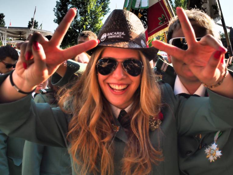 Ein Schützen-Mädchen mit Sonnenbrille.