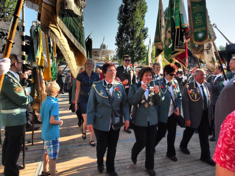 Schützen auf dem Festplatz.