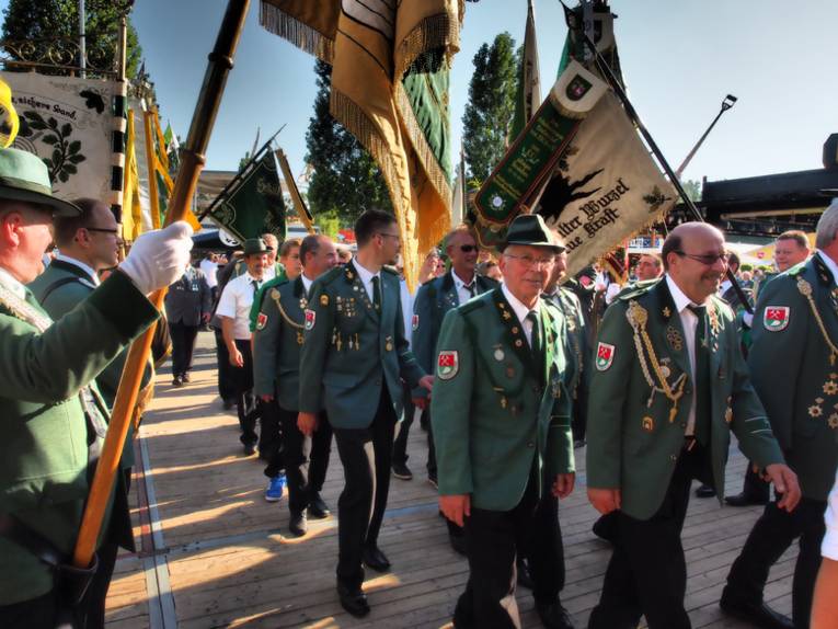Schützen auf einem Platz. 