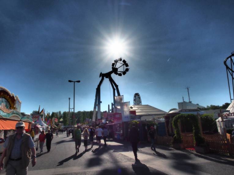 Sonne über einem Festplatz.