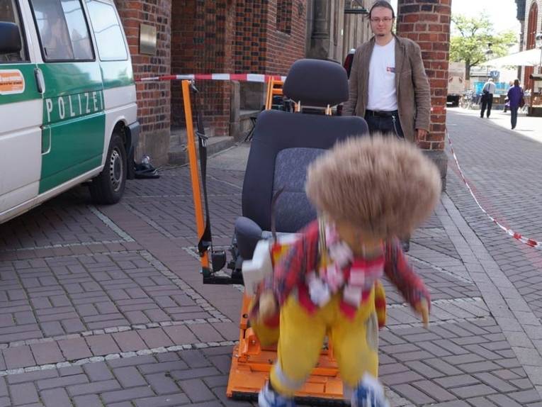 Kinder-Crashtest-Dummy fällt aus einem Kindersitz