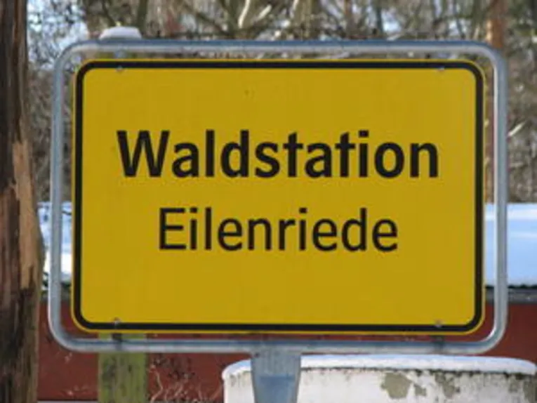 Ortseingangsschild der Waldstation Eilenriede