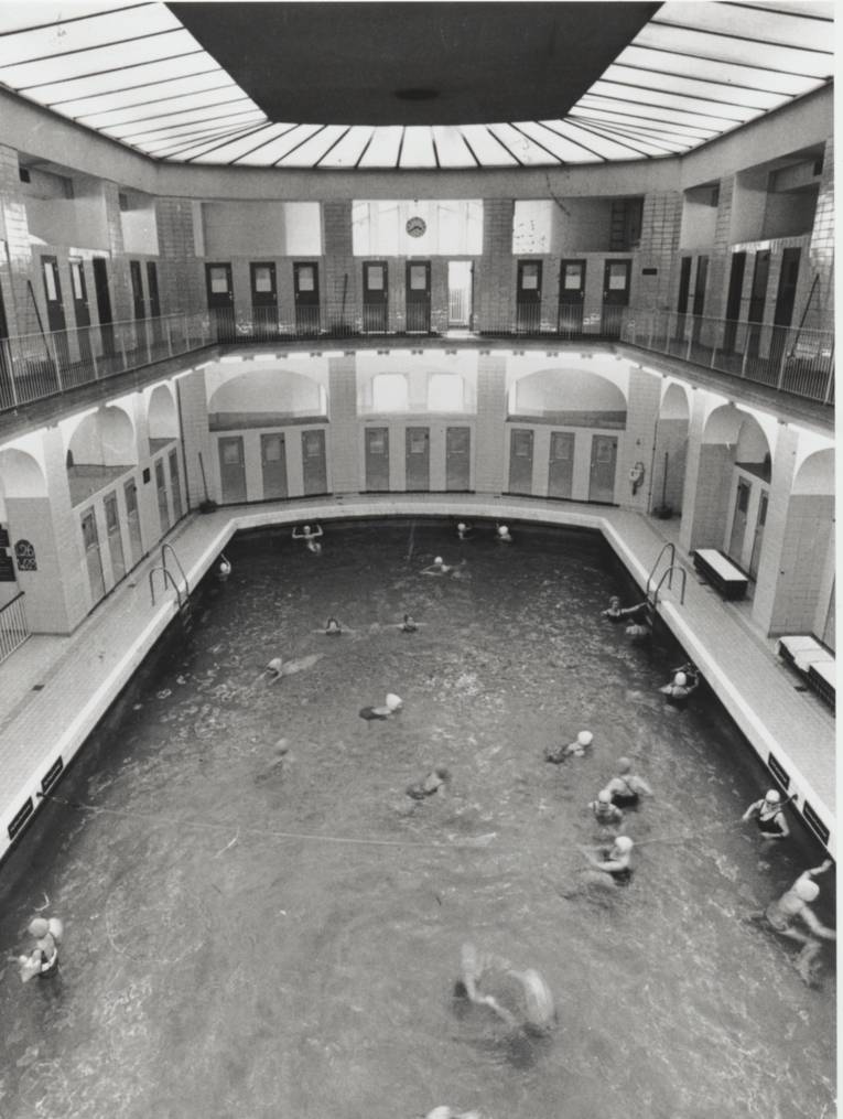 Blick in ein historisches Hallenbad