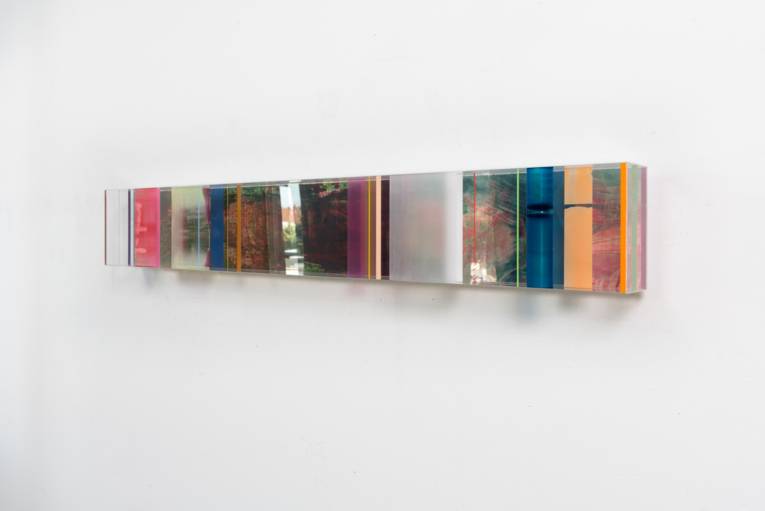 Abstrakte Gemälde in einer Reihe an einer Wand