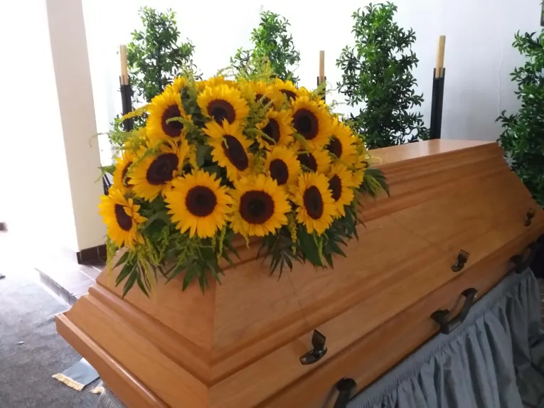 Blumenschmuck auf einem Sarg. 