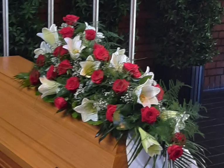 Blumen auf einem Sarg.