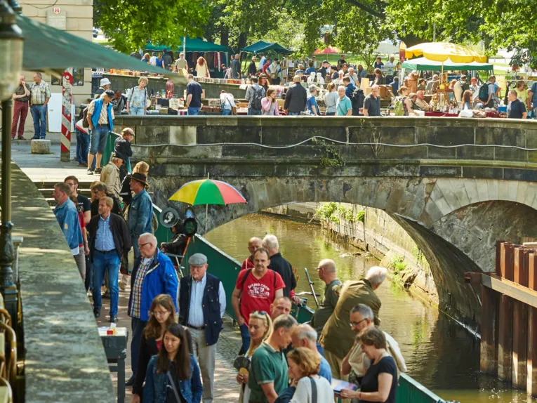 Altstadtfloh­markt an der Schloßstraße