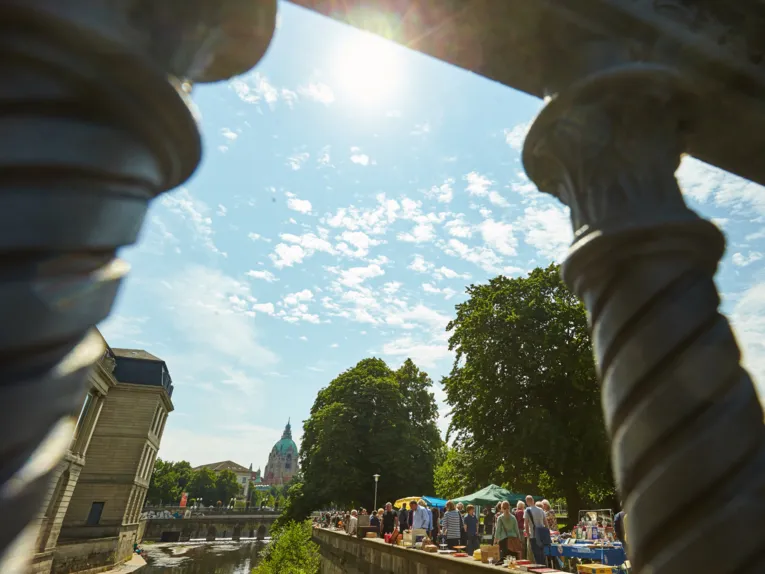Altstadtfloh­markt mit Blick auf das Neue Rathaus