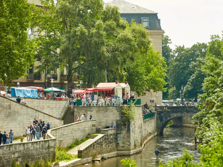Blick vom Hohen Ufer auf den Altstadtfloh­markt