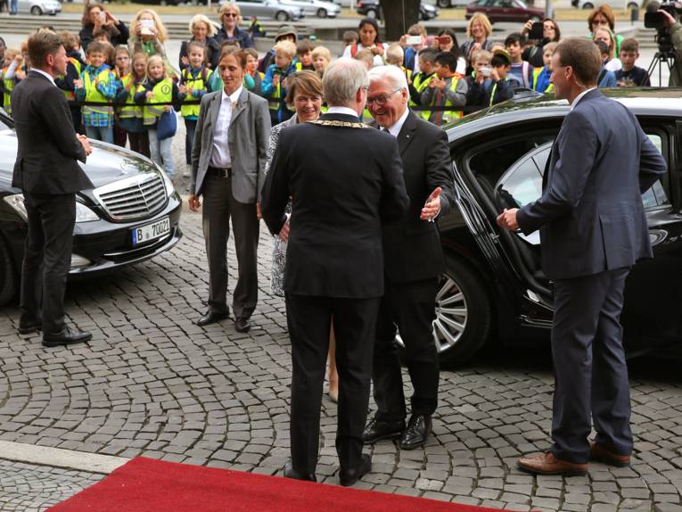 Oberbürgermeister Stefan Schostok begrüßt Frank-Walter Steinmeier und Elke Büdenbender vor dem Neuen Rathaus