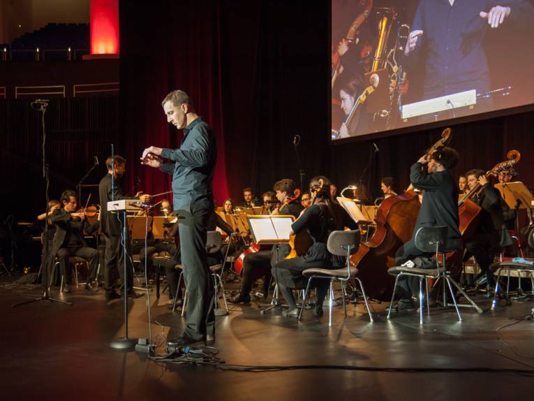 Ein Musiker spielt auf einem Theremin, einem elektronischen Instrument, das berührungslos gespielt wird.