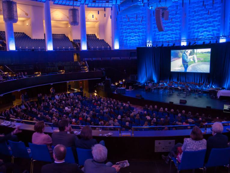 Blick von oben auf die Sitzreihen des Kuppelsaals.