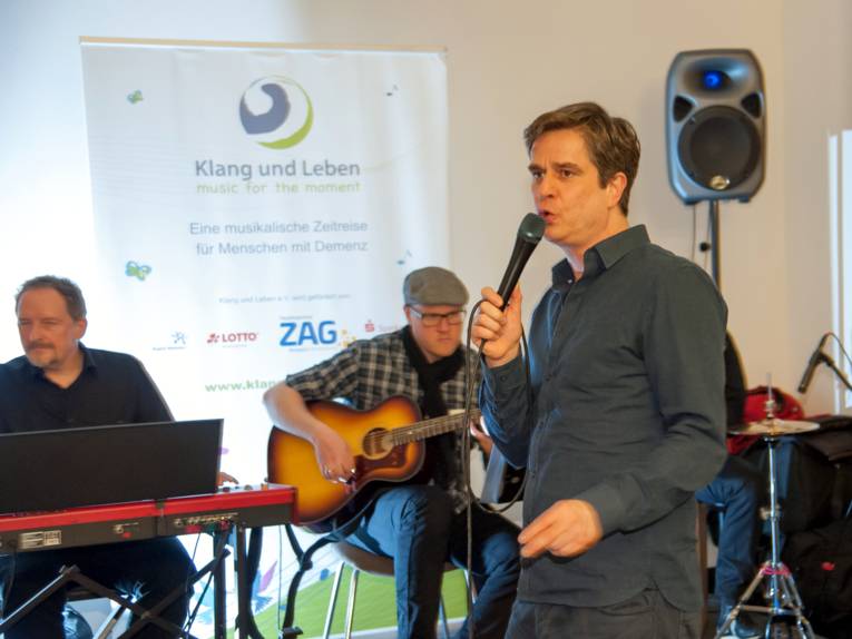 Musiker treten im Foyer auf.