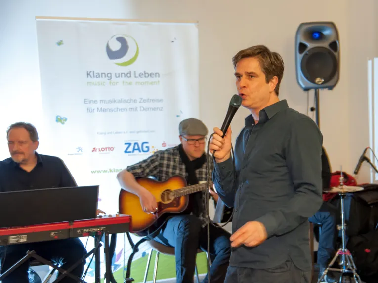 Musiker treten im Foyer auf.
