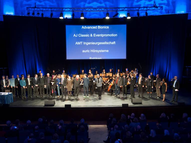 Viele Akteure stehen zum Abschluss des Programms gemeinsam auf der Bühne.