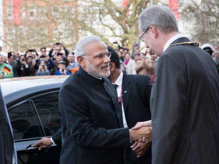 Oberbürgermeister Schostok begrüßt Modi vor dem Neuen Rathaus