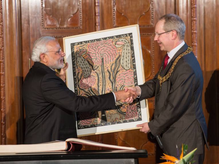 Modi überreichte Schostok seinerseits ein Gastgeschenk: Ein Gemälde im "Madhubani"-Stil
