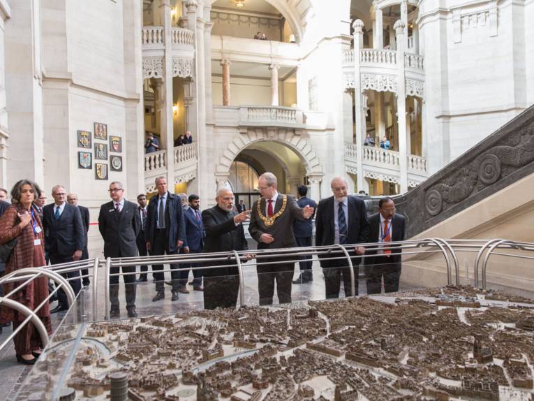 Stefan Schostok und Narendra Modi schauen sich ein Stadtmodell an
