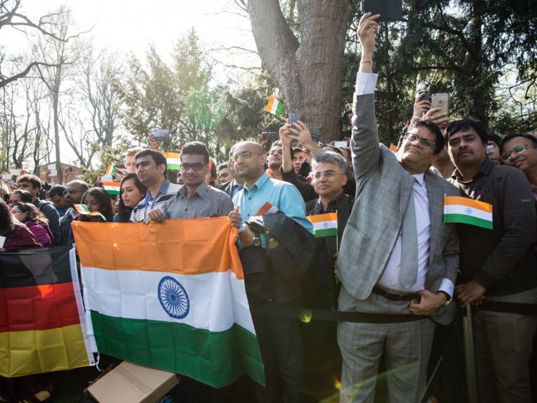 Menschen mit indischen Flaggen am Rande der Büsten-Enthüllung
