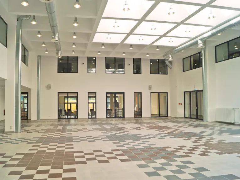 Ein Blick durchs Foyer in Richtung Cafeteria