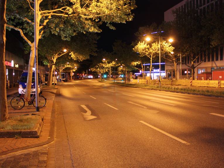 Die menschenleere Hildesheimer Straße gegen 22:15 Uhr