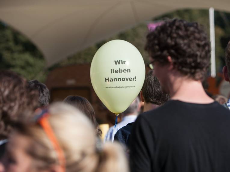 Lufballon mit der Aufschrift "Wir lieben Hannover . . ."
