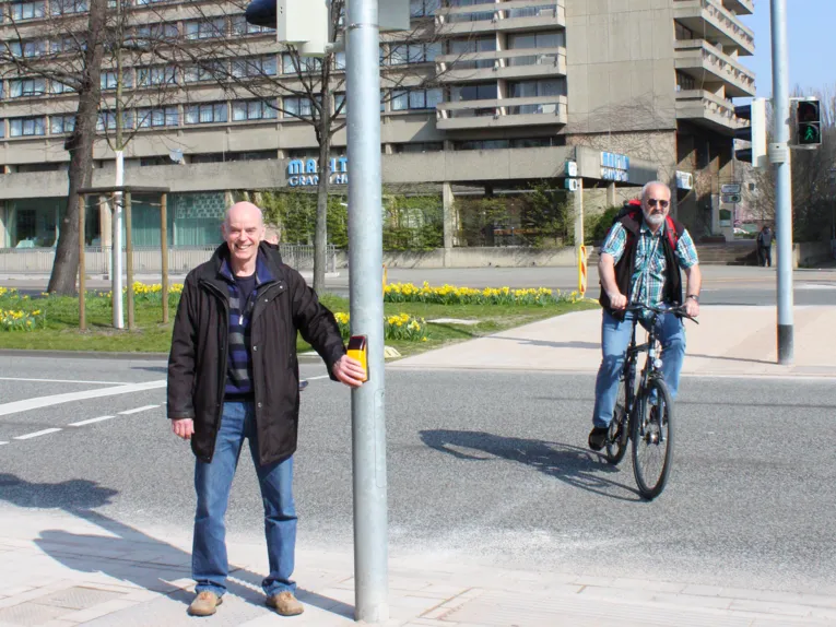 Paul Babel an der neuen Ampel auf dem Friedrichswall
