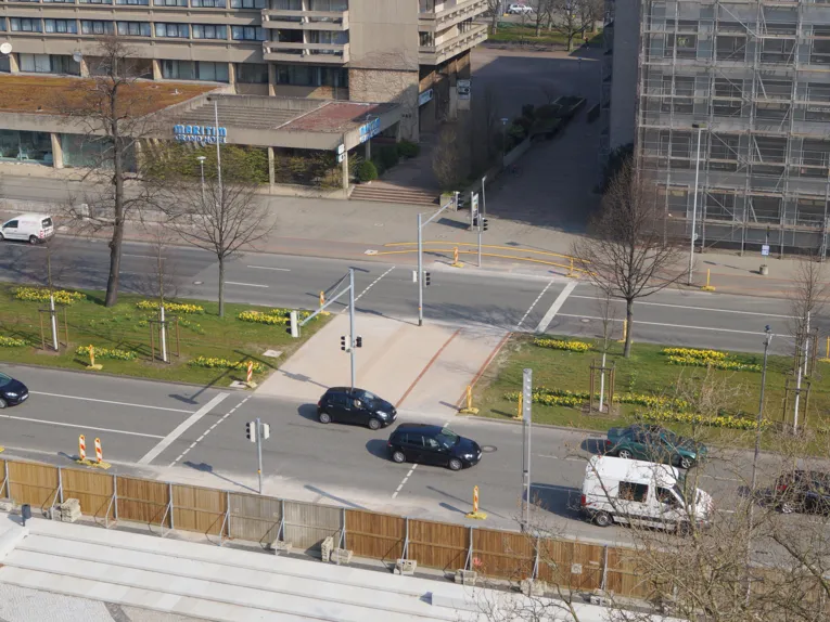 Blick auf den neuen Fu&szlig;g&auml;nger&uuml;berweg auf dem Friedrichswall