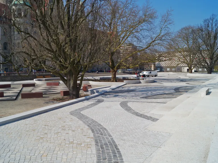 Rampe, die auf den neuen Trammplatz f&uuml;hrt