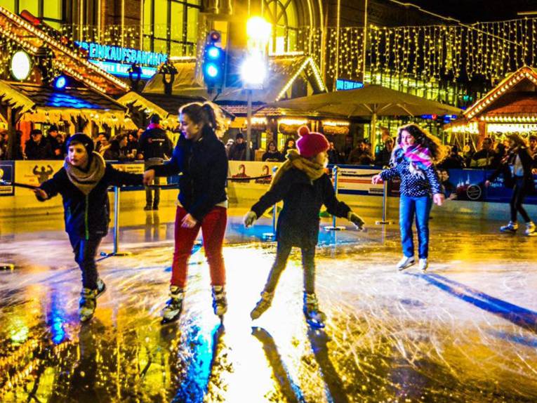 Menschen auf einer Eislaufbahn. 