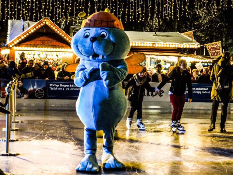 Menschen auf einer Eislaufbahn. 