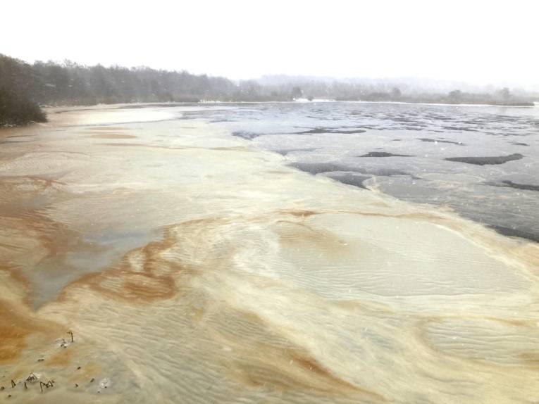 Am Ufer des Steinhuder Meeres hat sich Schnee auf dem Wasser niedergelegt.