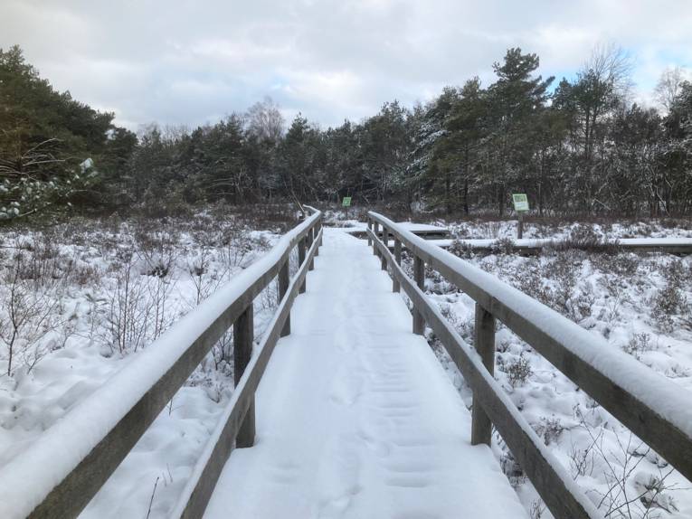 Eine dicke Schneeschicht liegt auf dem Steg.