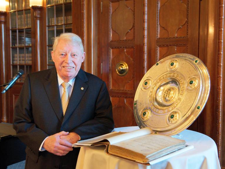 Rolf Gehrcke neben der Meisterschale