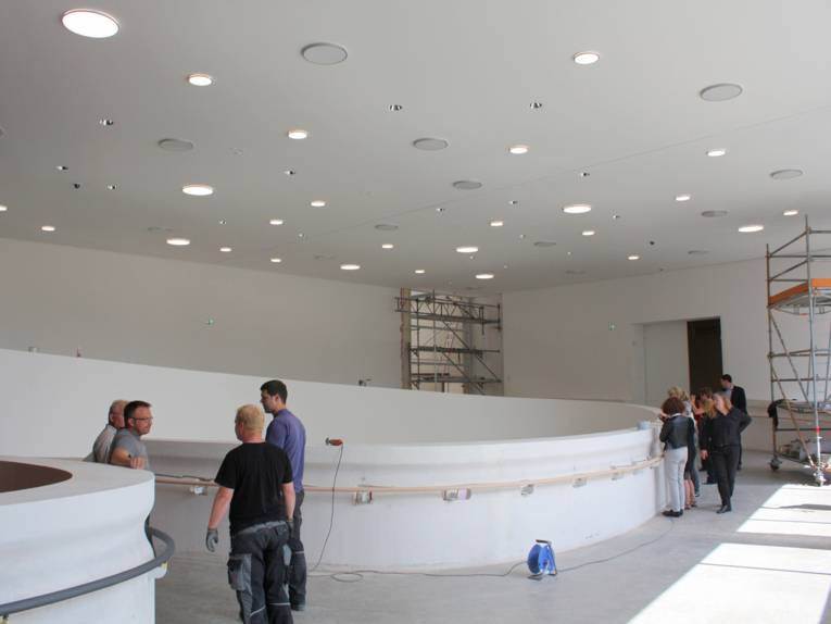 Doppelgeschossige Halle mit einer großzügigen Rampen- und Treppenspirale